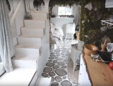 Zευγάρι καλλιτεχνών από το Τορόντο έφτιαξε το πιο απίστευτο τροχόσπιτο εμπνευσμένο από τη Μύκονο (βίντεο)